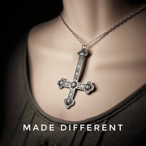 Gotiskt upp och ner korshänge halsband silver gotiskt uttalande inverterat punk grovt kors halsband, sidledskors dam uttalande kors