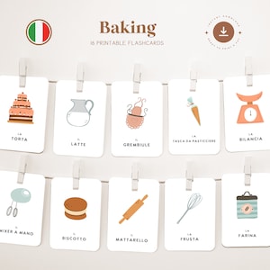Könnte beinhalten: Ein Satz von 10 druckbaren Karteikarten mit Illustrationen und italienischen Wörtern für Backzubehör. Die Karteikarten zeigen Bilder von einem Kuchen, Milch, einer Schürze, einem Spritzbeutel, einer Waage, einem Handmixer, einem Keks, einem Nudelholz, einem Schneebesen und einem Sack Mehl.