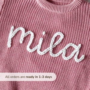 Suéter personalizado con nombre de bebé / Bordado a mano / Escritura distintiva / Suéter personalizado para niño pequeño