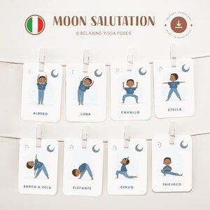 Può includere: Un set di 8 carte illustrate che mostrano pose di yoga per bambini. Ogni carta ha uno sfondo blu con una luna crescente e stelle. Le pose sono nominate in italiano, come "Albero" e "Stella".