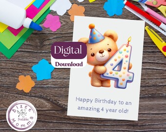 Peut inclure: Une carte d'anniversaire imprimable numérique représentant un ours en peluche de dessin animé portant un chapeau de fête et tenant une bougie en forme de chiffre quatre. La carte porte le texte "Joyeux anniversaire à un incroyable enfant de 4 ans !"