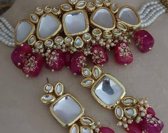 Conjunto de collar y pendientes Kundan indios en rojo, verde y rosa. Joyería india de moda.