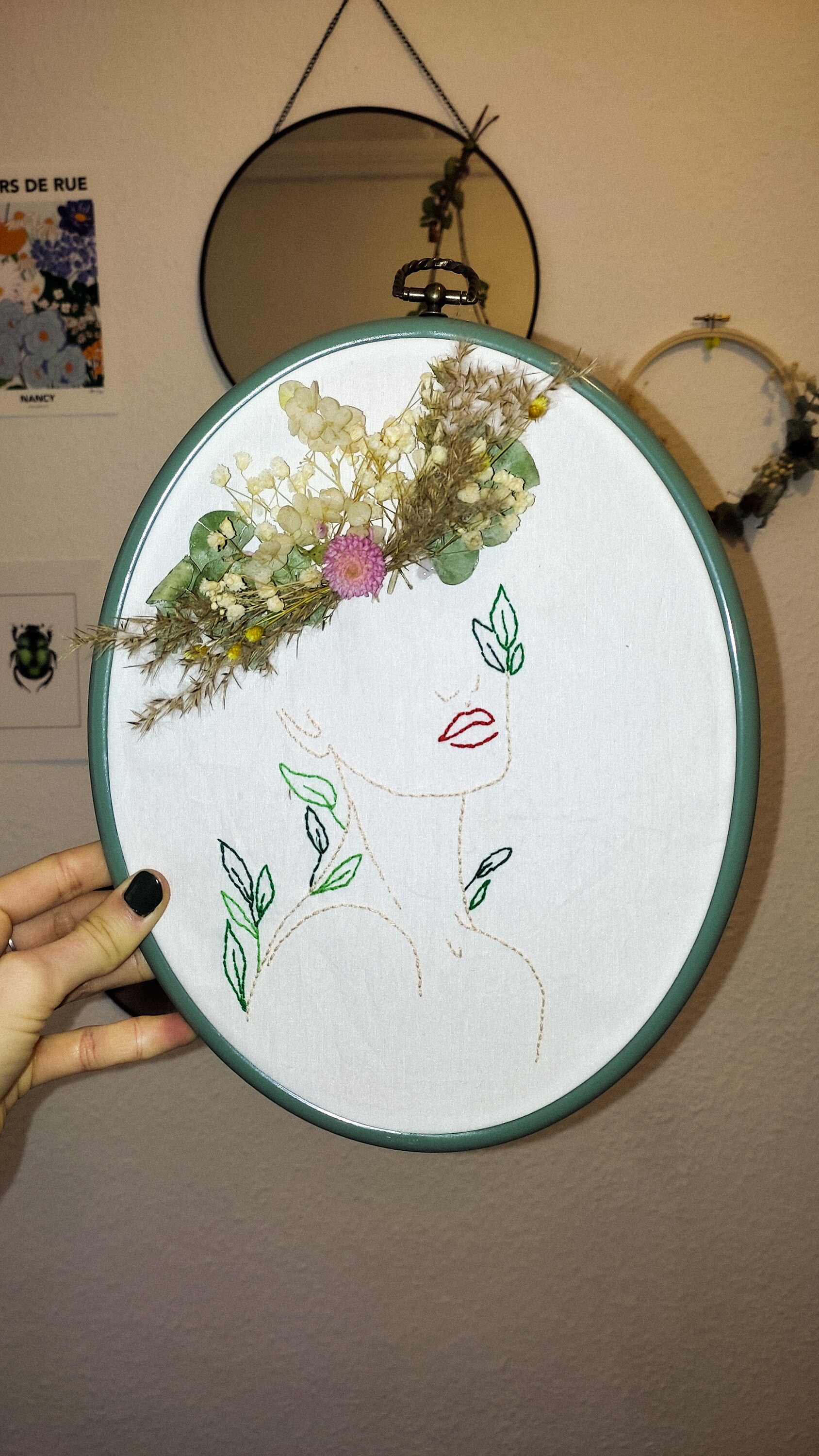 Femme Brodée et Fleurs Séchées