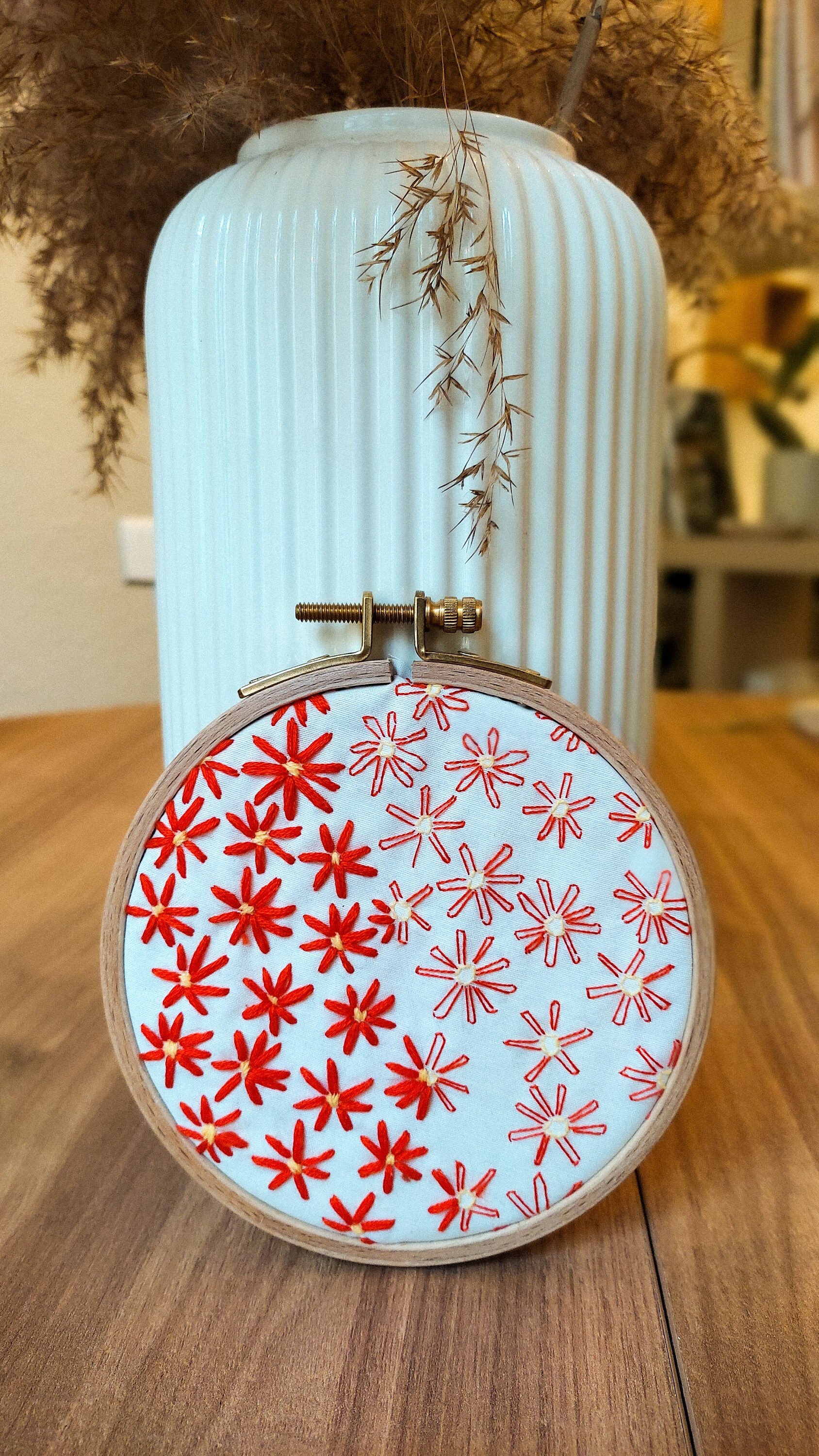 Broderie Décorative à Fleurs Rouges