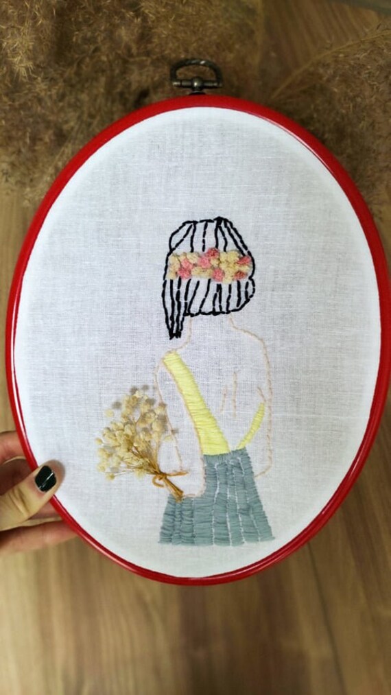 Broderie de Femme Tenant Un Bouquet