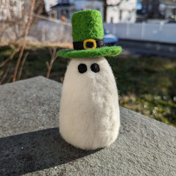 Fantôme de la Saint-Patrick feutré à l'aiguille | Décoration d'Halloween mignonne | Peluche fantôme rigolote
