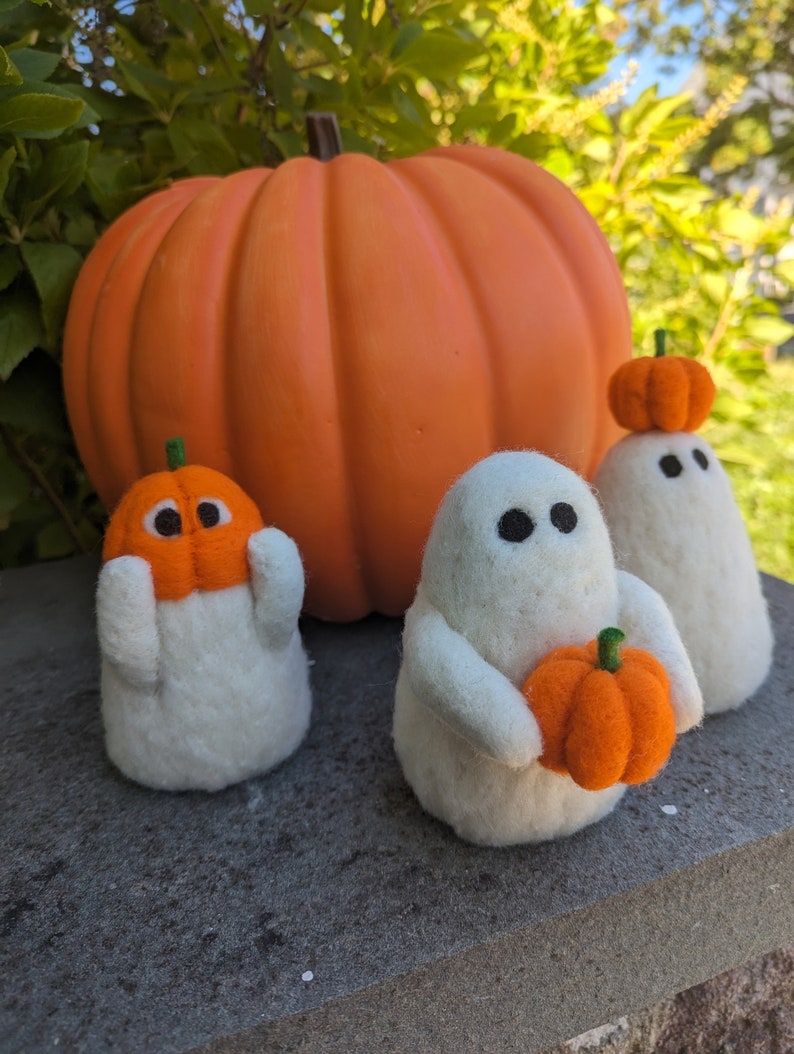 Wool Felted Ghosts with Pumpkins Halloween Decoration Set of Three zdjęcie 1