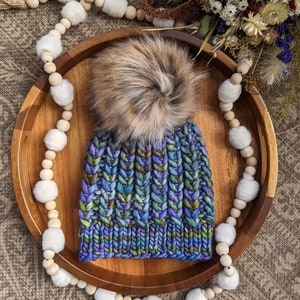 Luxus Wollmütze | Geflochtene Herzchen Mütze | Erwachsene Hand gestrickte Mütze | Blau & Grün Wintermütze mit Bommel