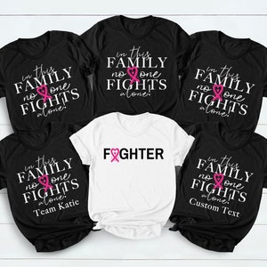 In questa famiglia nessuno combatte da solo - Maglietta di supporto per il cancro al seno, Maglietta di supporto per la famiglia, Maglietta per chi combatte contro il cancro al seno
