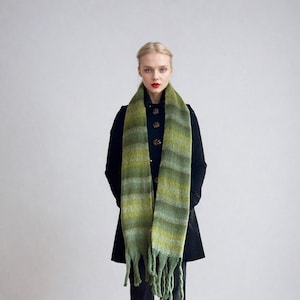 Grof gestreepte sjaal: oversized gerecyclede acrylvezel, geborstelde textuur