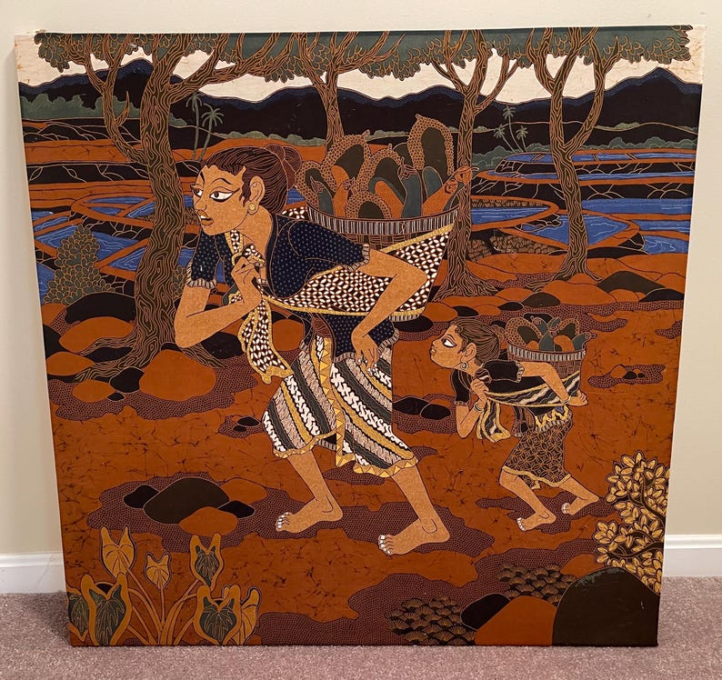 Op de afbeelding: Een artistiek schilderij toont twee figuren die manden dragen, tegen een achtergrond van bomen en een rivier. De figuren zijn gekleed in kleding met patronen, met een warm kleurenpalet van bruin, oranje en blauw. Het kunstwerk roept een gevoel van cultureel erfgoed op.