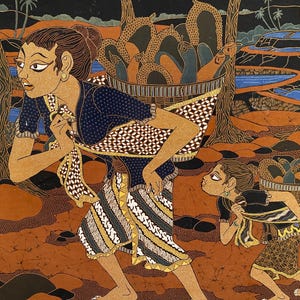 Op de afbeelding: Een Indonesisch batikschilderij toont twee figuren die manden met fruit door een bos dragen. De vrouw vooraan draagt een blauwe top en een patroon sarong. De tweede figuur, een kind, volgt met een kleinere mand. De achtergrond toont bomen, een rivier en een donkere lucht.