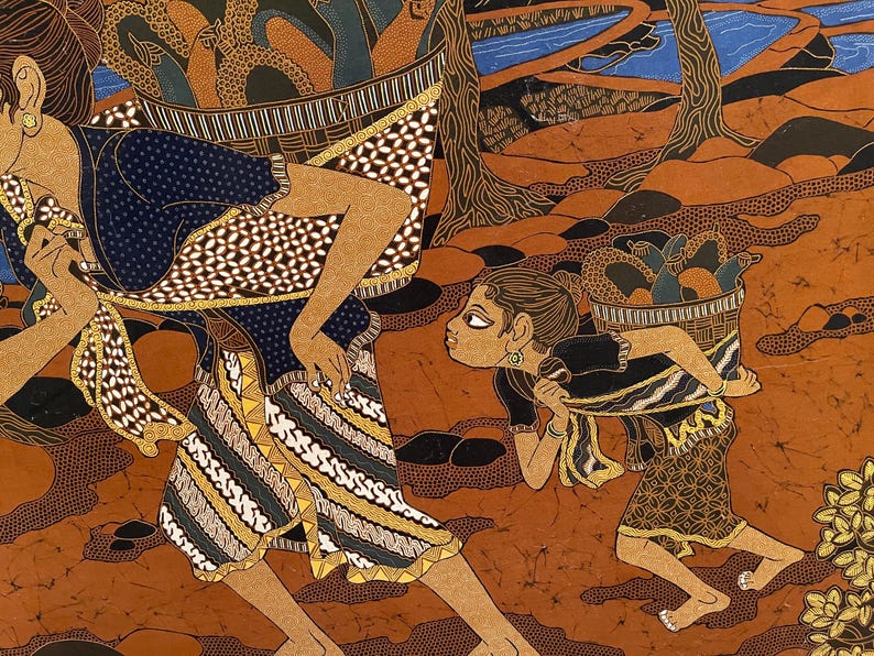 Op de afbeelding: Een Indonesisch batikschilderij toont twee figuren die manden dragen. De figuren dragen traditionele kleding met ingewikkelde patronen in blauw, zwart, wit en geel. De achtergrond toont bomen, een rivier en een bruin en oranje landschap.