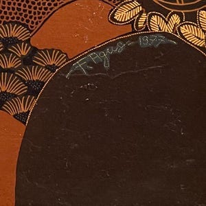 Op de afbeelding: Close-up van een gedeelte van een schilderij met een donkerbruine achtergrond. Het schilderij heeft oranje en zwarte waaiervormige patronen en gouden accenten. De handtekening van de kunstenaar en het jaar 1952 zijn zichtbaar.