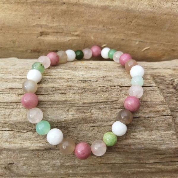 Bracelet chakra coeur et féminité (Quartz rose, rhodonite, chrysoprase, pierre de lune et jade blanc)