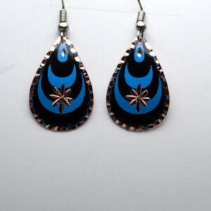 Orecchini blu nero a goccia in rame, orecchini rotondi pendenti, orecchini in rame fatti a mano, orecchini geometrici leggeri, orecchini boho dangle