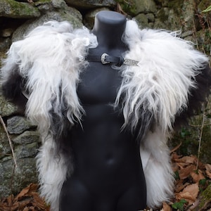 Wikinger Schulter Kragen aus weißem Island Schaffell mit Riemen. Larp, rekonstrukcja, cosplay.