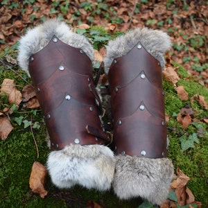 Braune Leder Armschiene mit Hasenfell. Wikinger, Zwerge, Larp, Fantasy.