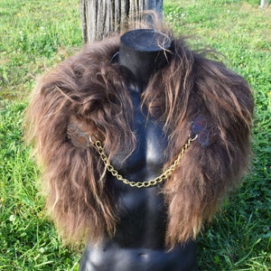 Wikinger Fell Umhang w kolorze brązowym z Thorhammerem Broschenem. Islandia Fell mit long Haar. Larp, Rekonstrukcja.