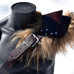 Wikinger Pauldron mit braunem Fell. Berserker, Larp, Reenactment.