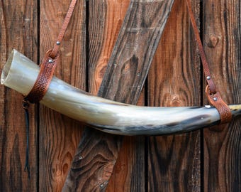 Polished Viking blow horn with brown embossed leather shoulder strap. Length 62cm and 1,8L. VHF 15.