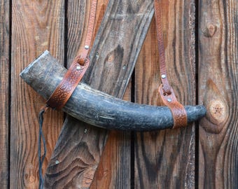 Natuel raw Viking blow horn with brown embossed leather shoulder strap. Length 40cm and 1,0L. VHF 31.