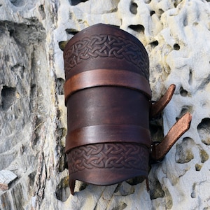 Brown Wikinger Armschiene mit geprägtem Knoten Muster und zwei Leder Riemen.