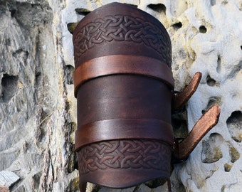 Brown Wikinger Armschiene mit geprägtem Knoten Muster und zwei Leder Riemen.