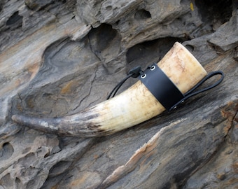 Trinkhorn from 0.3 Liter to 0.9 Liter. Wikinger Natur Horn mit schwarzem Gürtelhalter aus Leder. Viking Horn, Larp, Cosplay.