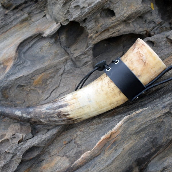 Trinkhorn from 0.3 Liter to 0.9 Liter. Wikinger Natur Horn mit schwarzem Gürtelhalter aus Leder. Viking Horn, Larp, Cosplay.