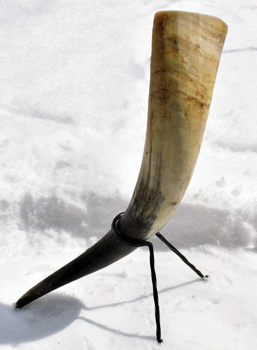 Set Corne à Boire Viking Nature 300Ml Dans Un Support Métallique Simple.