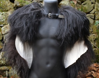 Wikinger Schulterfell in schwarzbraun mit Riemen, Inselschaf, Larp, Reenactment, Mittelalter.