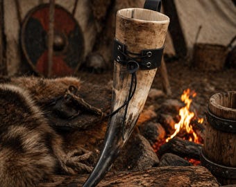 Trinkhorn from 0.3 Liter to 0.9 Liter. Wikinger Natur Horn mit schwarzem Gürtelhalter aus Leder. Viking Horn, Larp, Cosplay.