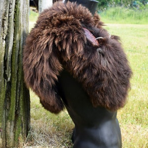 Wikinger Schulter Fell in braun mit Kette. Thorshammer, Fell Kragen, Larp, Reenacment, Viking, Mittelalter Outfit. image 2