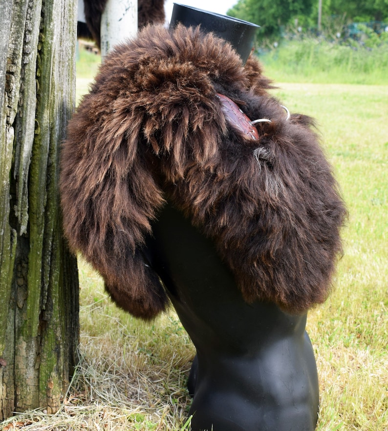 Wikinger Schulter Fell in braun mit Kette. Thorshammer, Fell Kragen, Larp, Reenacment, Viking, Mittelalter Outfit. image 2