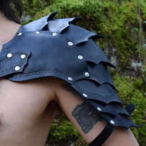 Pauldron aus solidm black Leder. Wikinger, Larp, Fantasy, Cosplay.