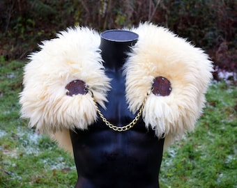 Thick white Viking sheepskin cloak with Thorhammer leather brooches and fastening chain. Viking, Larp, Reenactment.