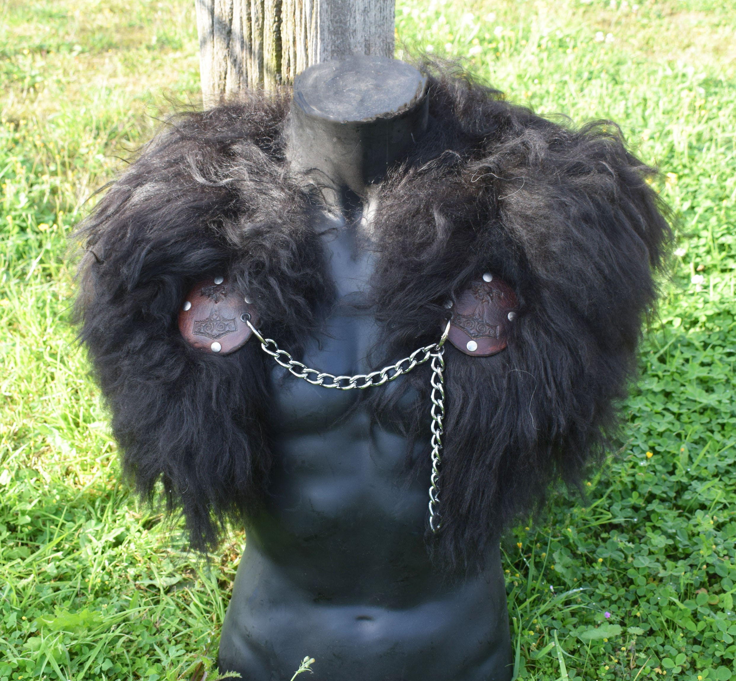 Wikinger Fell Umhang in Schwarz bis tief dunkel Braun mit Drachen Broschen. Iceland Fell mit long Haar. Larp, Reenactment.