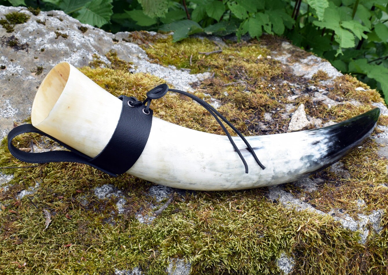 Set de Cornes à Boire Viking, Composé d'une Corne Polie Contenance 700 Ml.