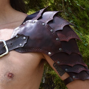 Pauldron aus braunem Leder, Fantasy-Rüstung, Larp, Leder Rüstung für die Schulter.