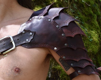 Pauldron aus braunem Leder, Fantasy-Rüstung, Larp, Leder Rüstung für die Schulter.