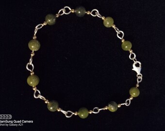Jade de plata esterlina y pulsera de cuentas rellenas de oro de 14k