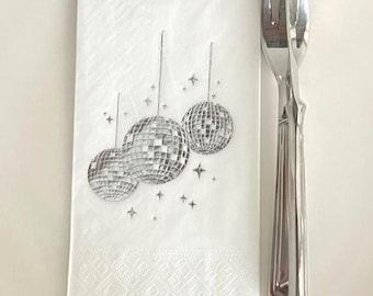 Zilveren servetten met discoballen: glinsterende feestdecoraties