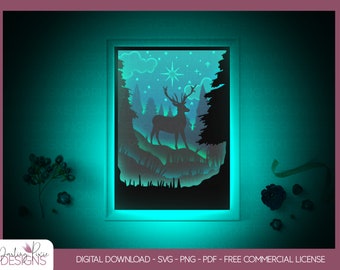 Puede incluir: Un diseño de papercraft digital que presenta un ciervo de pie en una escena de bosque. El diseño está en un marco negro con una luz azul brillante alrededor de los bordes. El ciervo está silueteado contra un cielo nocturno estrellado.