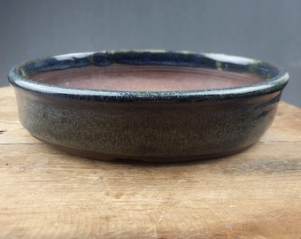 ハンドメイドの楕円形のストーンウェア盆栽鉢。浮かぶ青いベース釉の上に斑点模様のマウスが付いています。