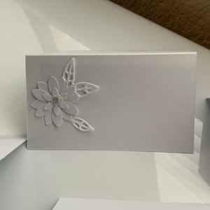 Coloque cartões com flores artesanais