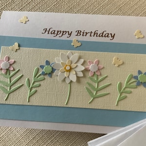 Cartão de aniversário no jardim