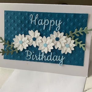 Cartão de aniversário com relevo floral