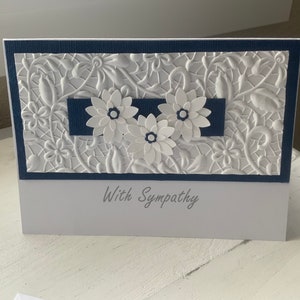 Carte de sympathie en relief avec fleurs blanches
