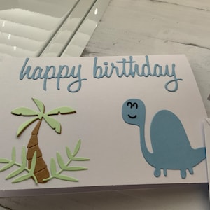 Cartão de feliz aniversário dinossauro